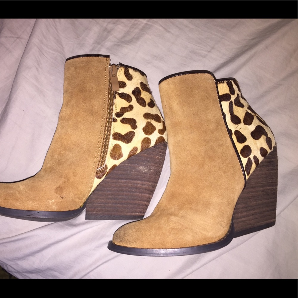 Very volatile ankle boots. Cheetah